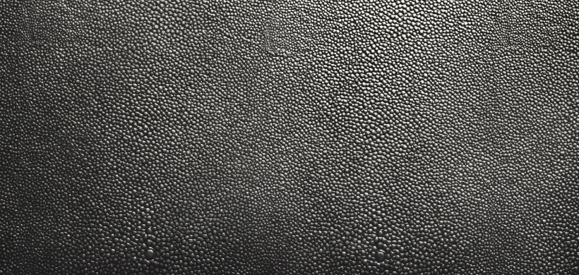 La couleur « Pewter-Tipped Caviar » de la collection de panneaux en cuir JennAir.