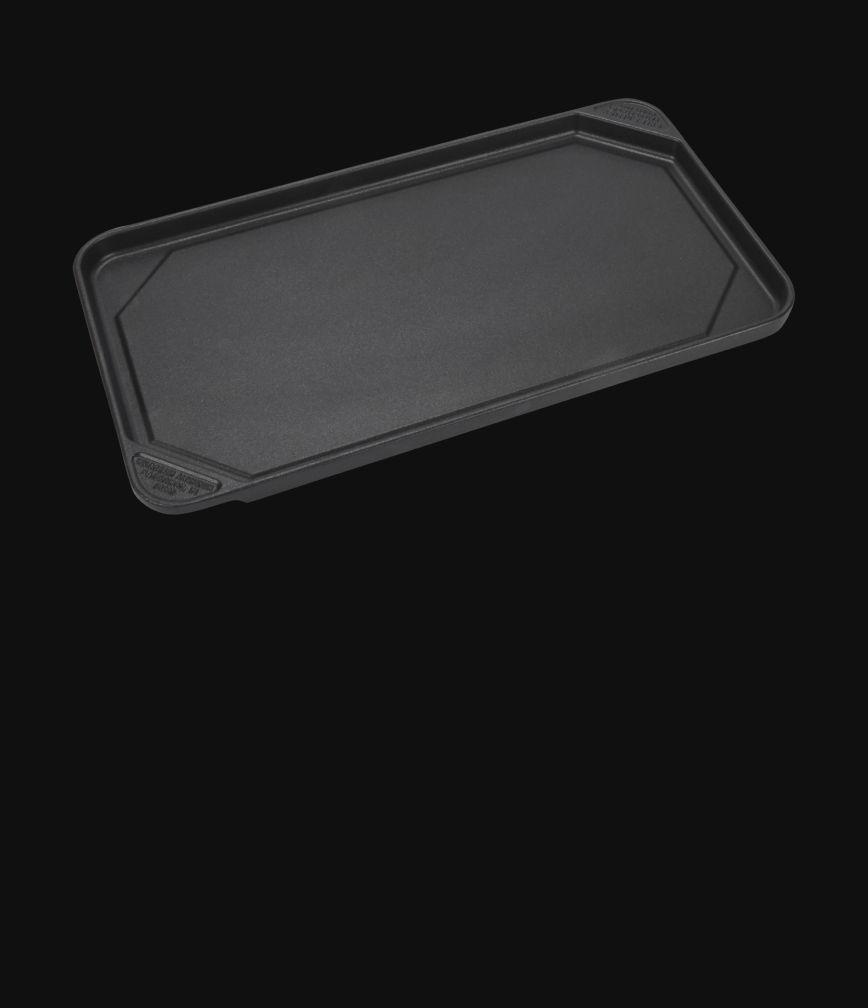 Une plaque chauffante accessoire isolée sur un fond noir.