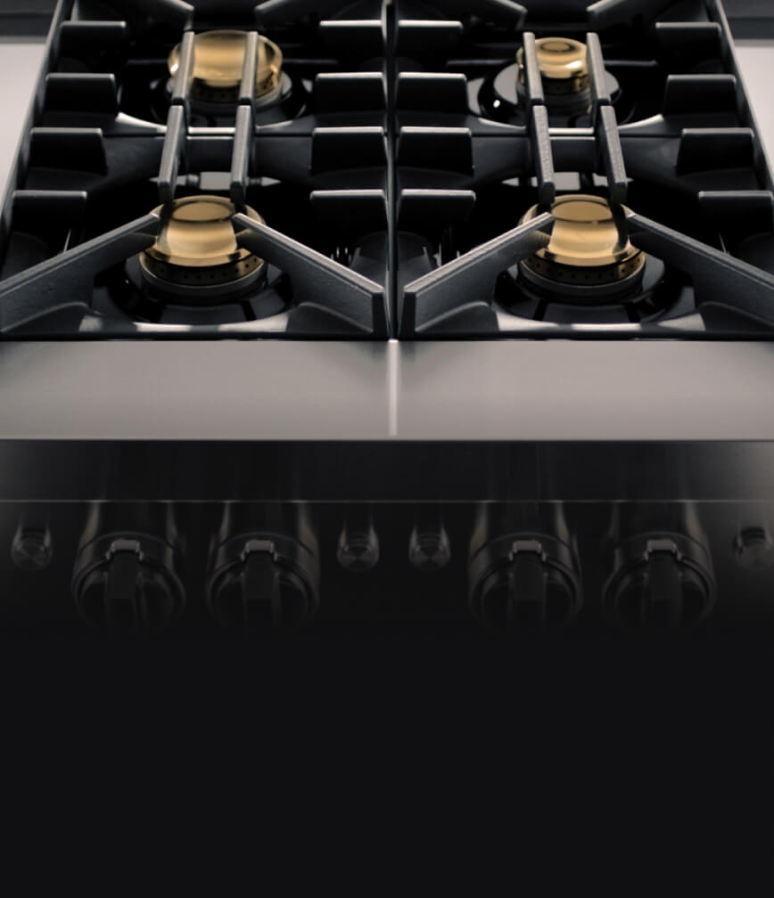Une cuisinière RISE™ avec des chapeaux de brûleur en laiton.