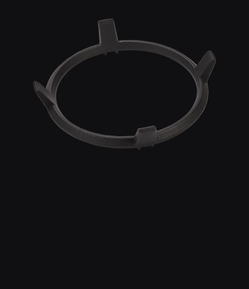 Un anneau de wok isolé sur un fond noir.