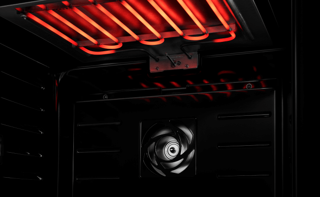  L'intérieur d’un four JennAir en marche. L’élément chauffant supérieur est allumé et brûle orange.