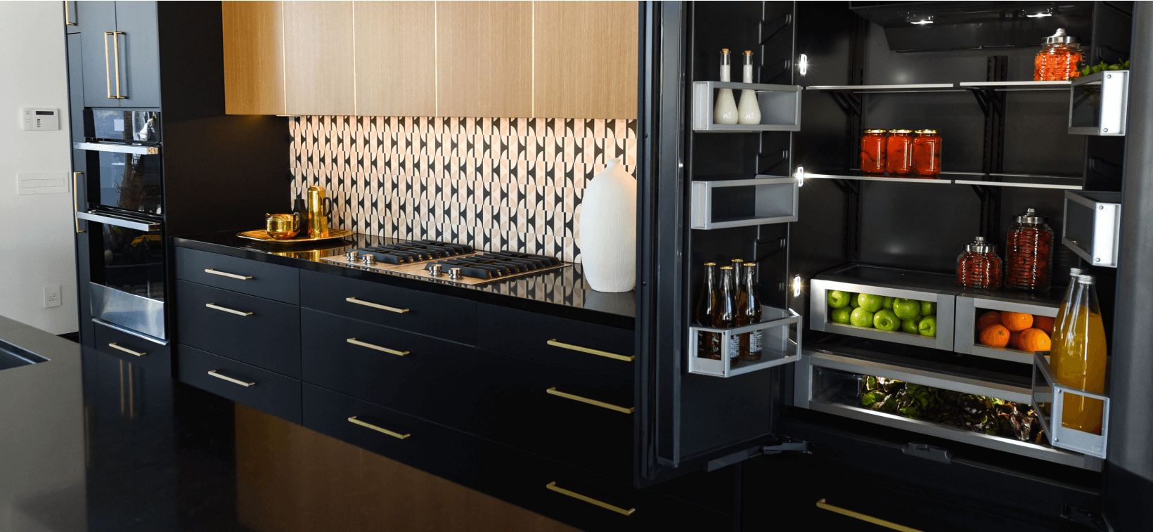 Ouvrez les réfrigérateurs JennAir dans une cuisine sombre et moderne. Ouvrez les réfrigérateurs JennAir dans une cuisine sombre et moderne.