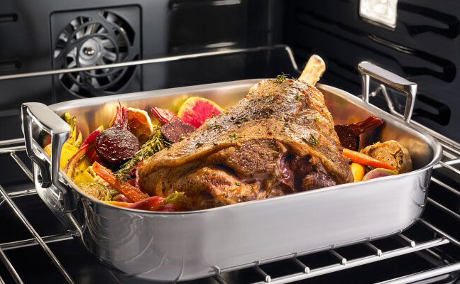Un jarret d’agneau cuit dans un plat au four à l’intérieur d’un four JennAir. Un jarret d’agneau cuit dans un plat au four à l’intérieur d’un four JennAir.