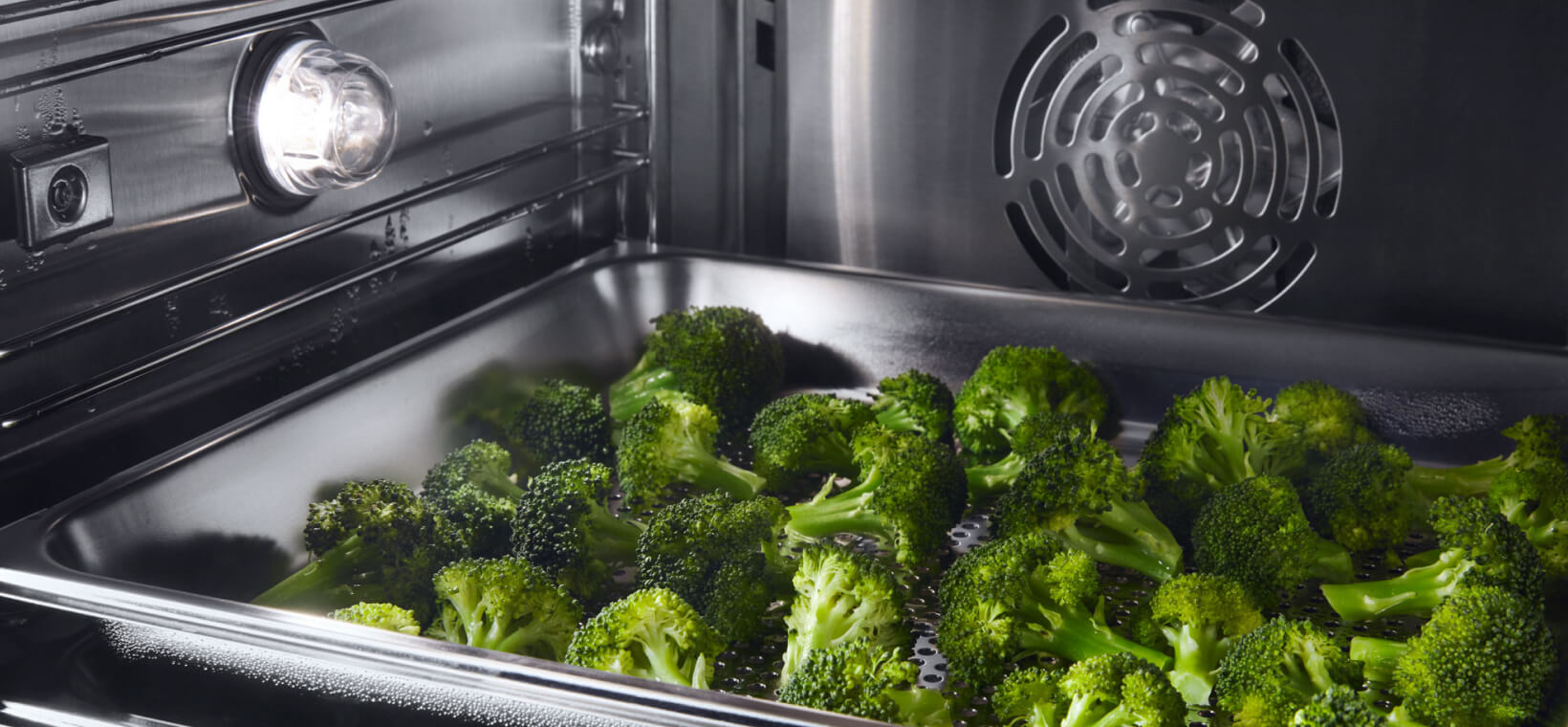 Du brocoli cuit dans un plat à l’intérieur d’un four. Du brocoli cuit dans un plat à l’intérieur d’un four.