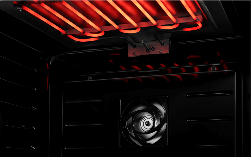  L'intérieur d’un four JennAir en marche. L’élément chauffant supérieur est allumé et brûle orange.