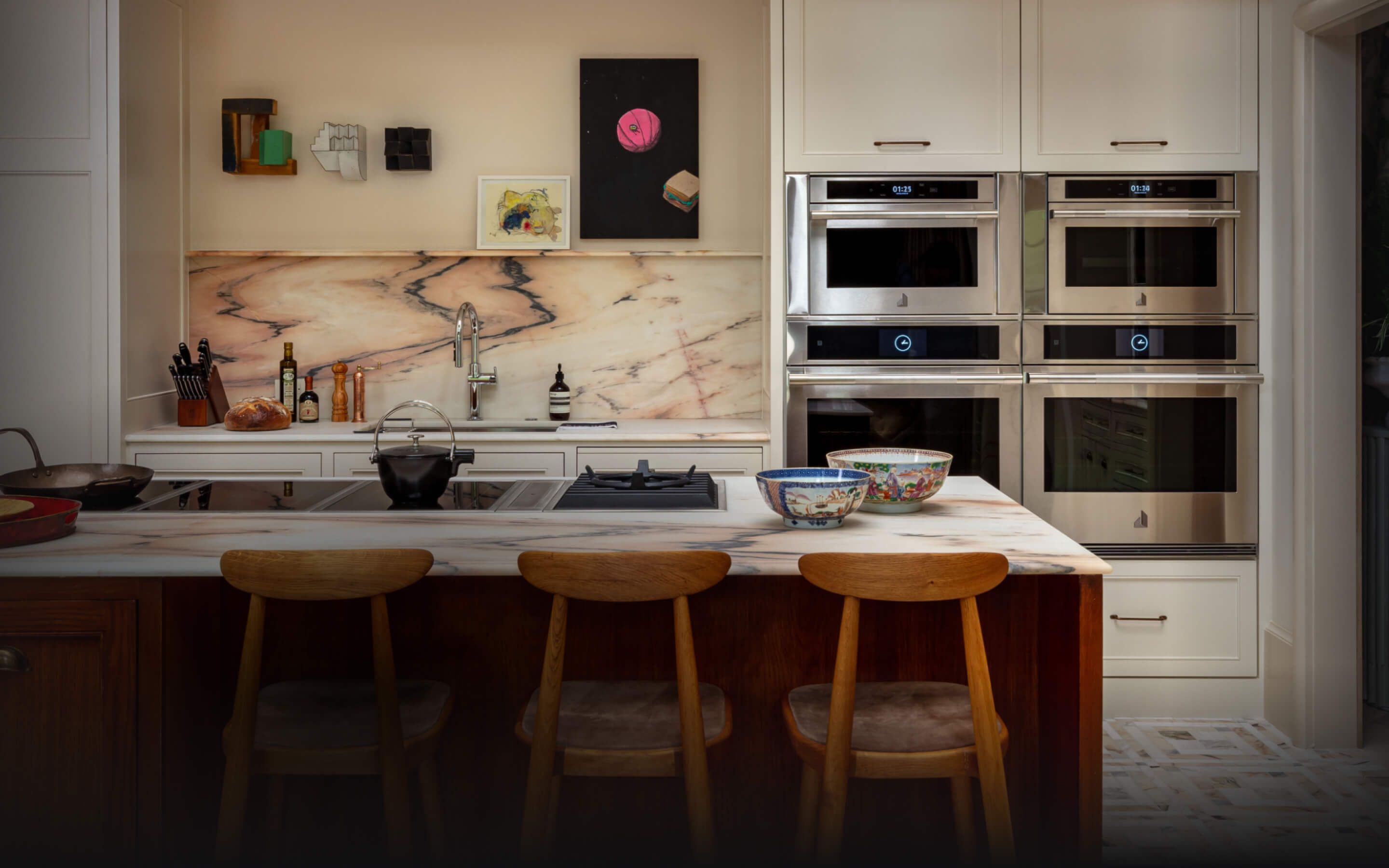 Des surfaces de cuisson JennAir® dans une cuisine de luxe.