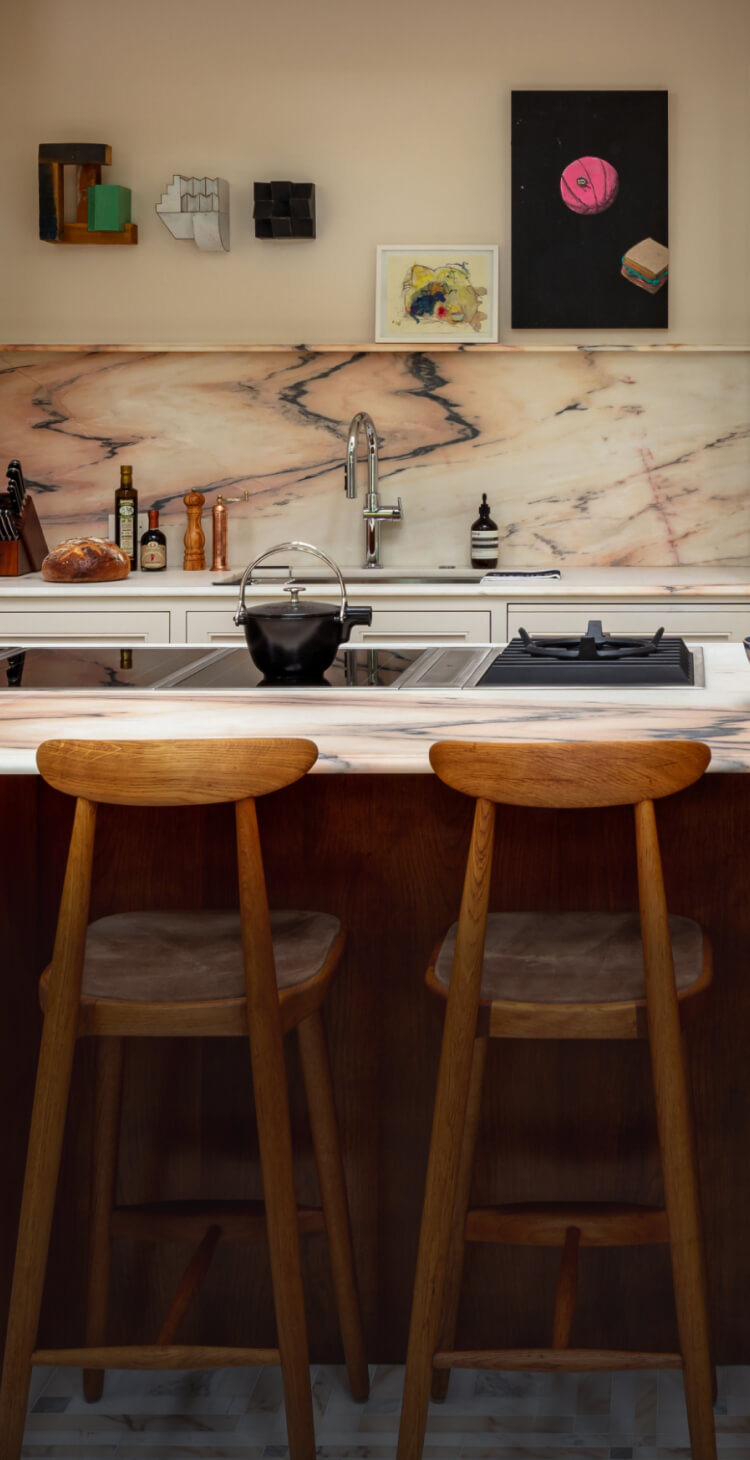 Des surfaces de cuisson JennAir® dans une cuisine de luxe.