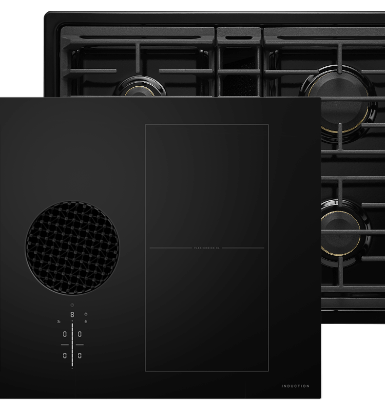Une table de cuisson à induction JennAir® noir Oblivion et une table de cuisson au gaz JennAir® noir Oblivion.