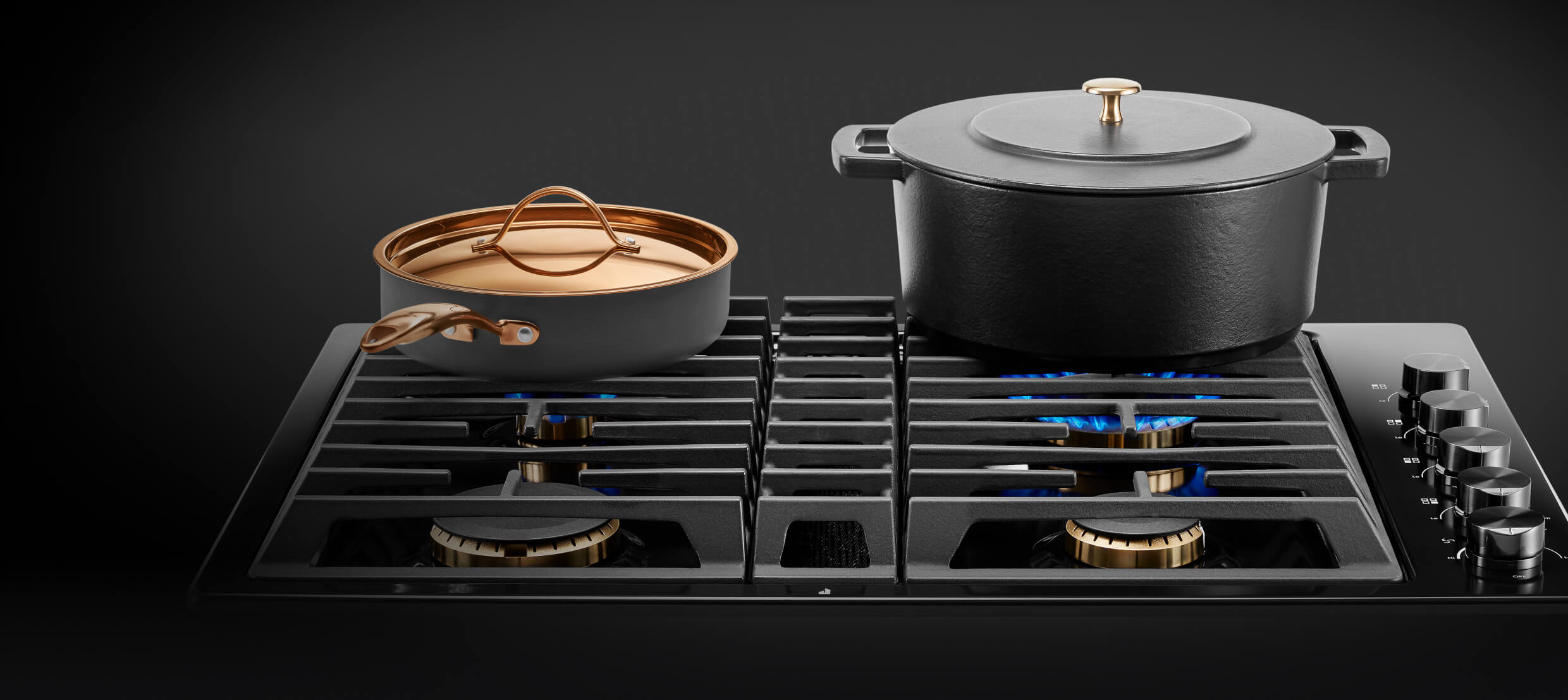 Une poêle à frire et une marmite sur une surface de cuisson au gaz.