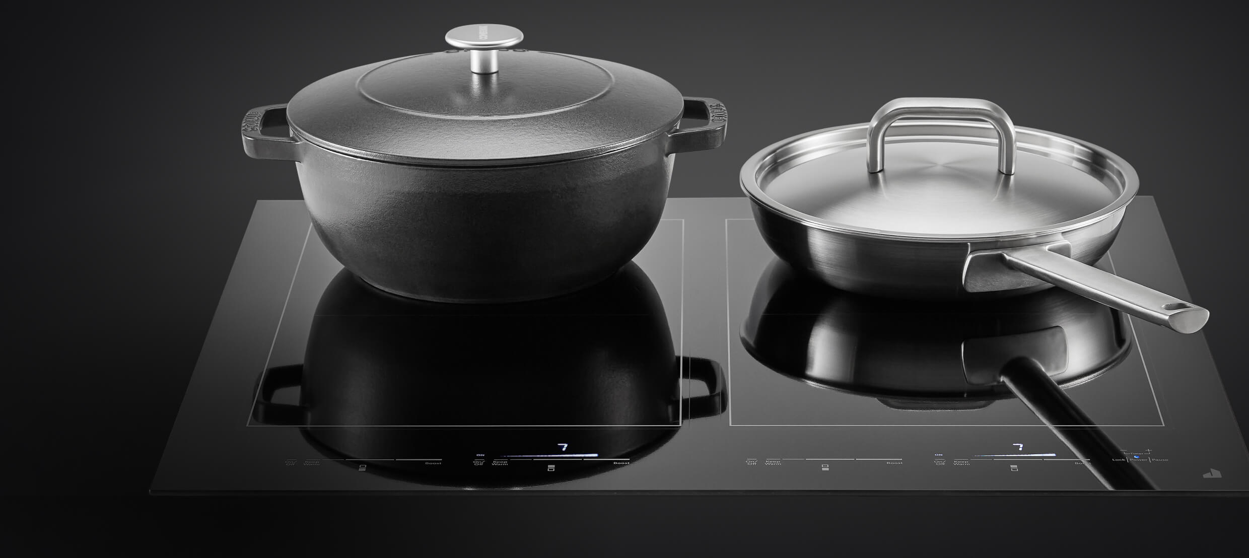 Une casserole et une poêle sur une table de cuisson à induction.
