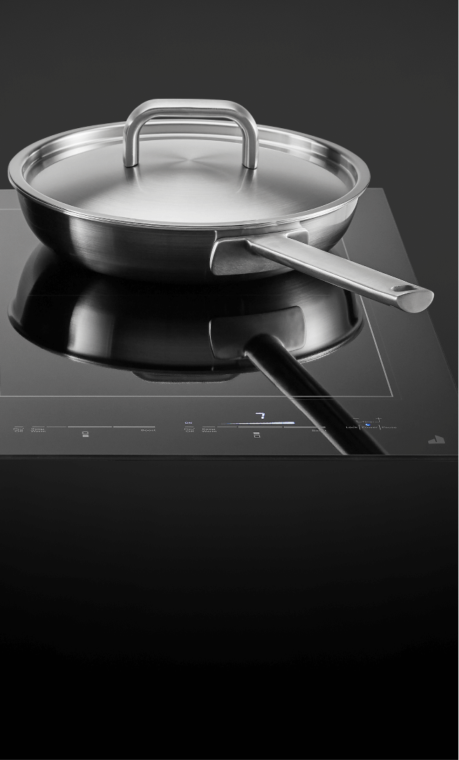Une casserole et une poêle sur une table de cuisson à induction.