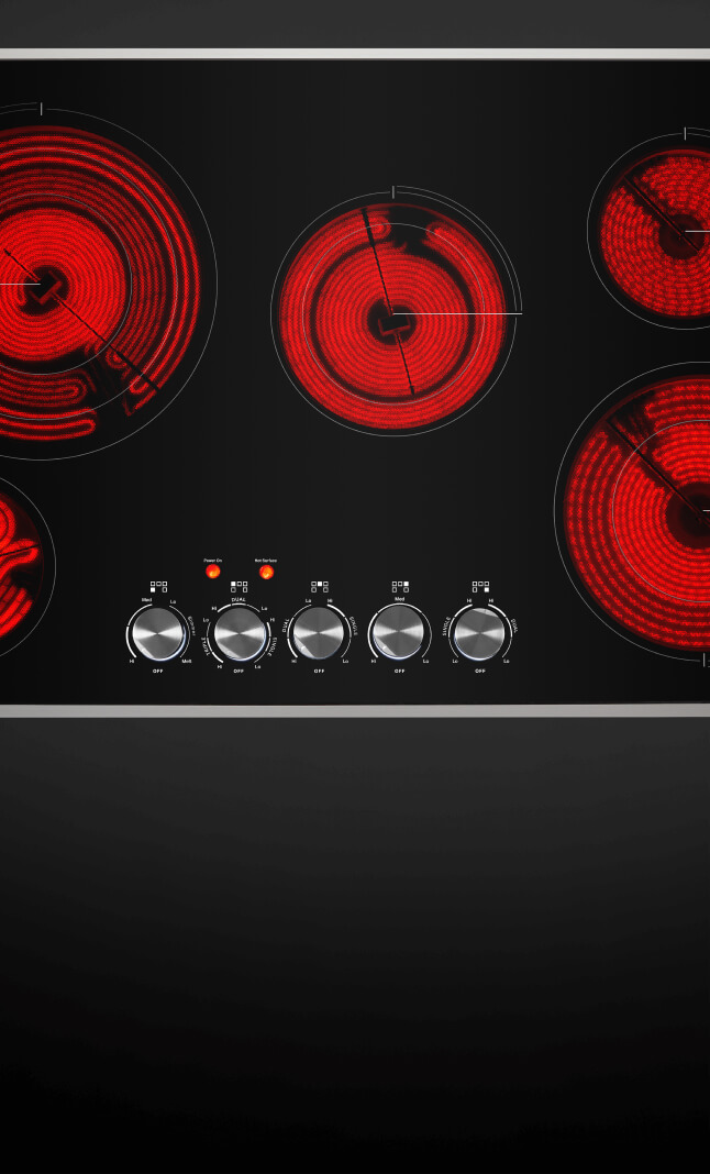 Une vue de dessus d'une table de cuisson électrique radiante avec les éléments chauffants rouges incandescents.
