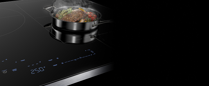 Une casserole fumante sur une table de cuisson à induction.