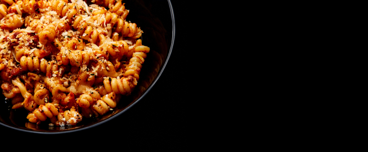 Une assiette dressée présentée sur un fond noir.
