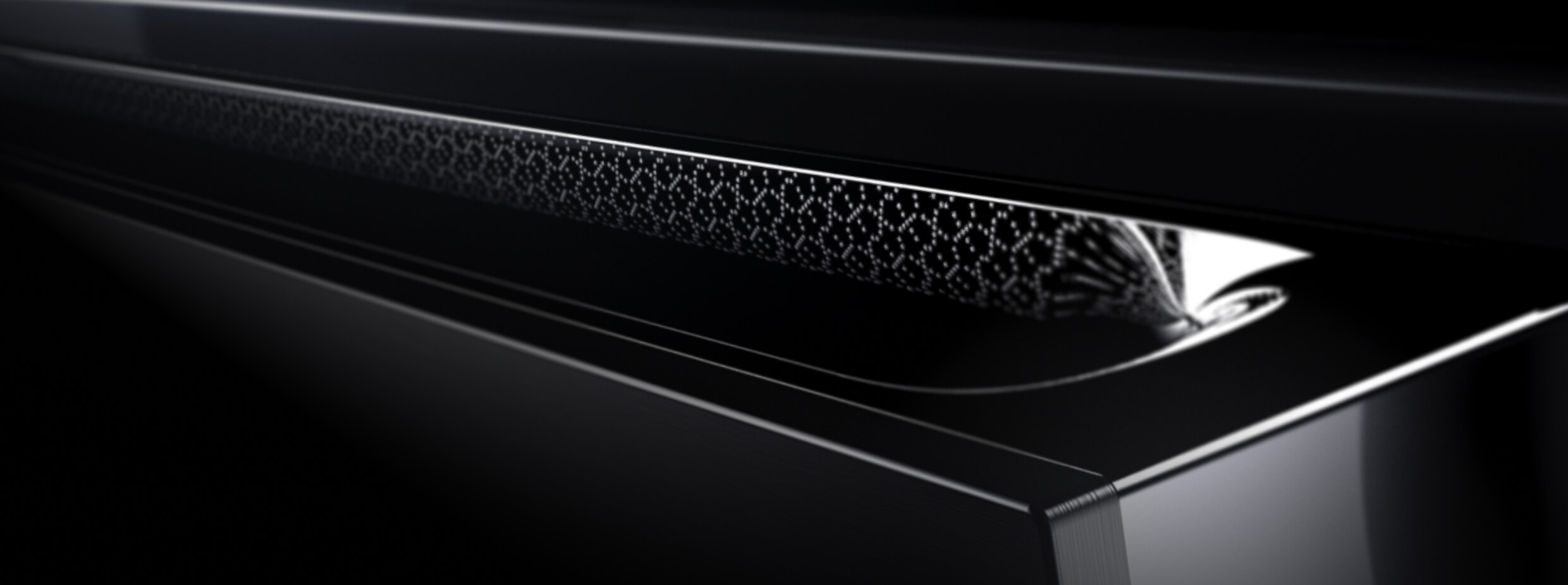 A close up view of the NOIR™ handle's lace handle in a reflection.