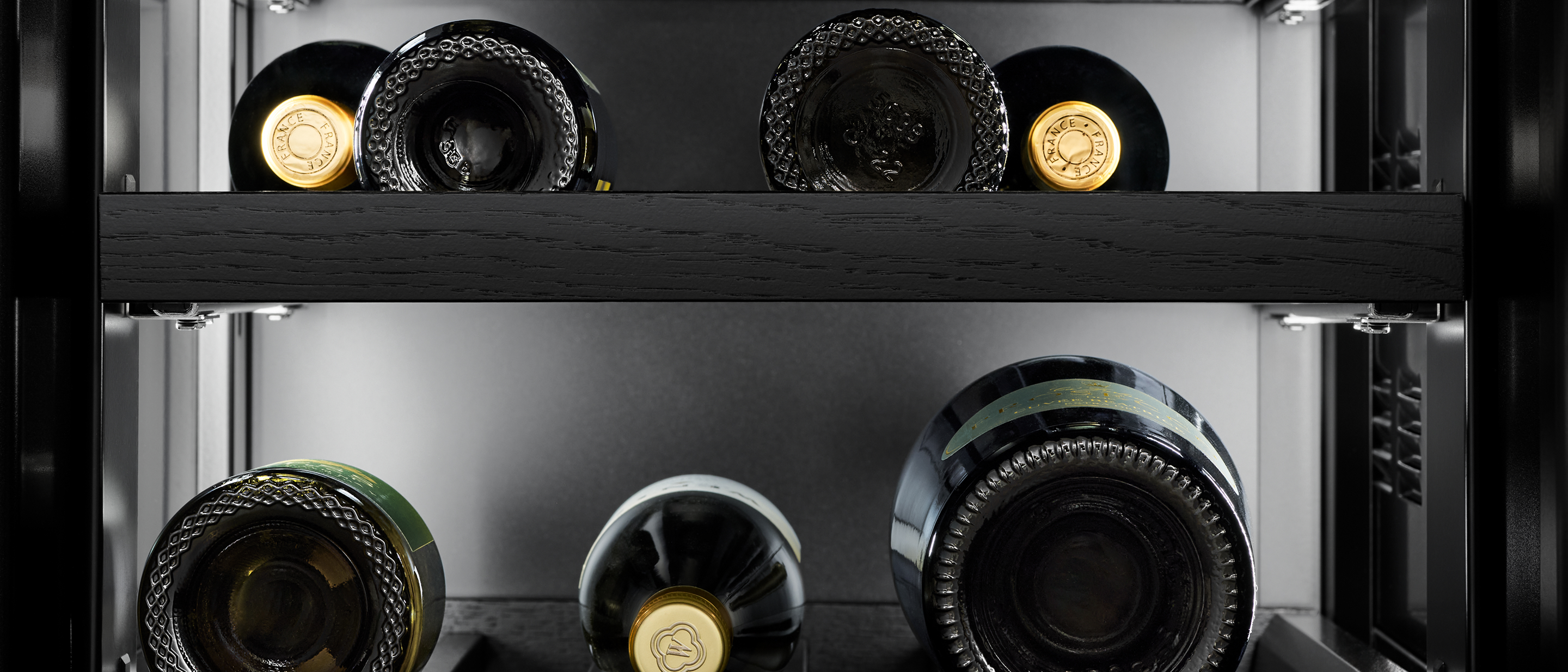 L'intérieur de la colonne-cellier réfrigérée avec les bouteilles visibles.