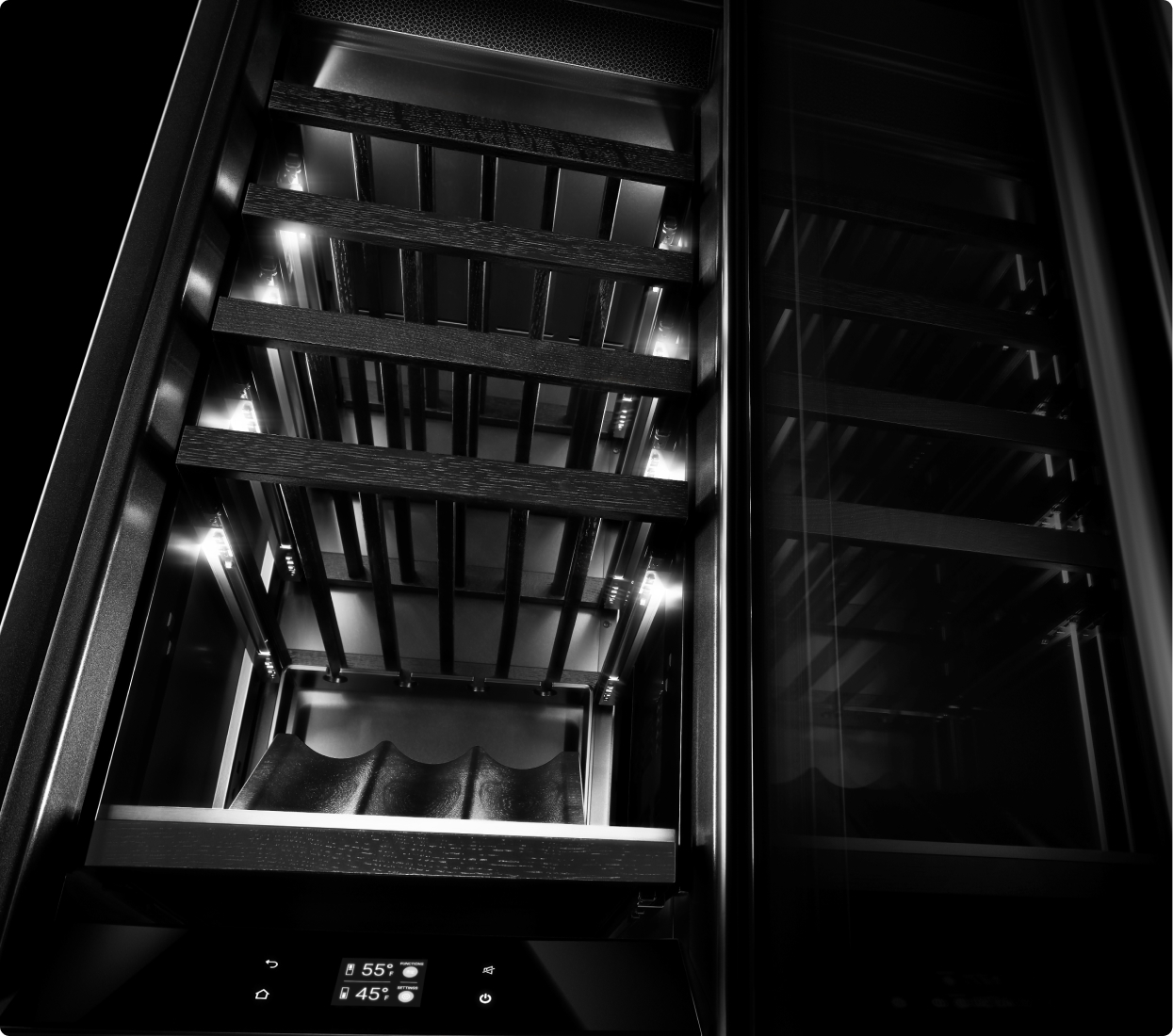 Intérieur Obsidien de la colonne-cellier réfrigérée, illuminé par l’éclairage Ecliptic. Intérieur Obsidien de la colonne-cellier réfrigérée, illuminé par l’éclairage Ecliptic.