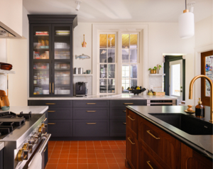 Une cuisine moderne avec une cuisinière JennAir® et une armoire pleine grandeur.