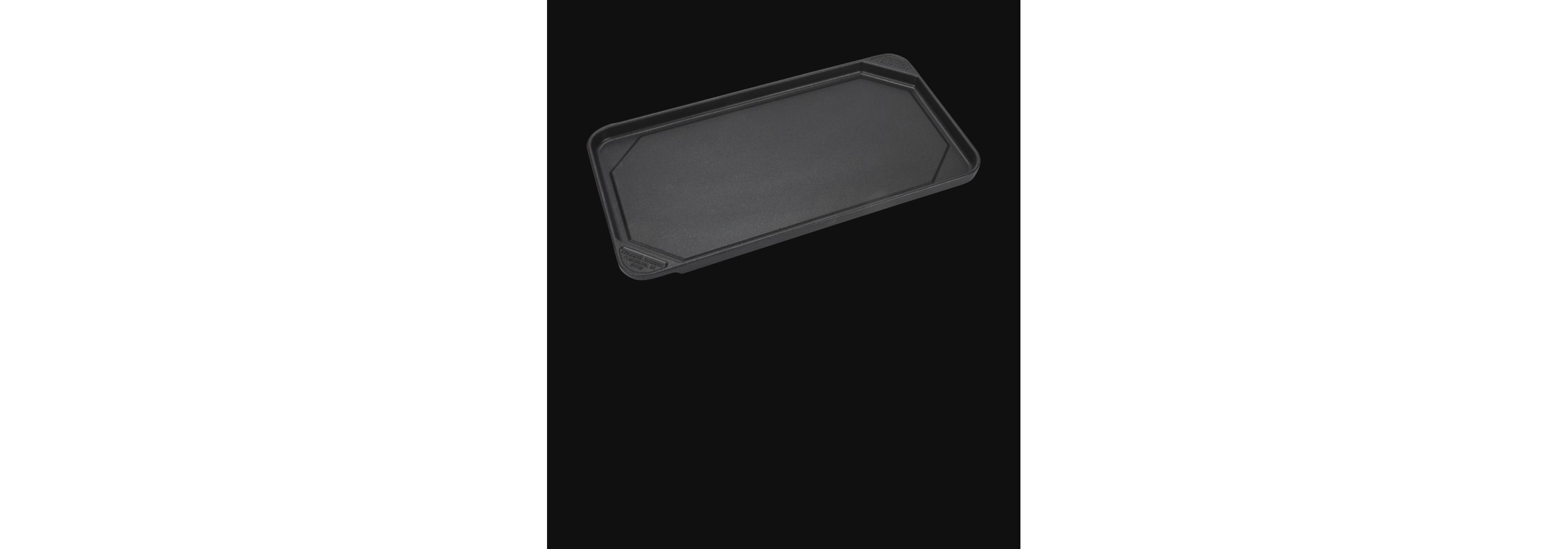 Une plaque chauffante accessoire isolée sur un fond noir.