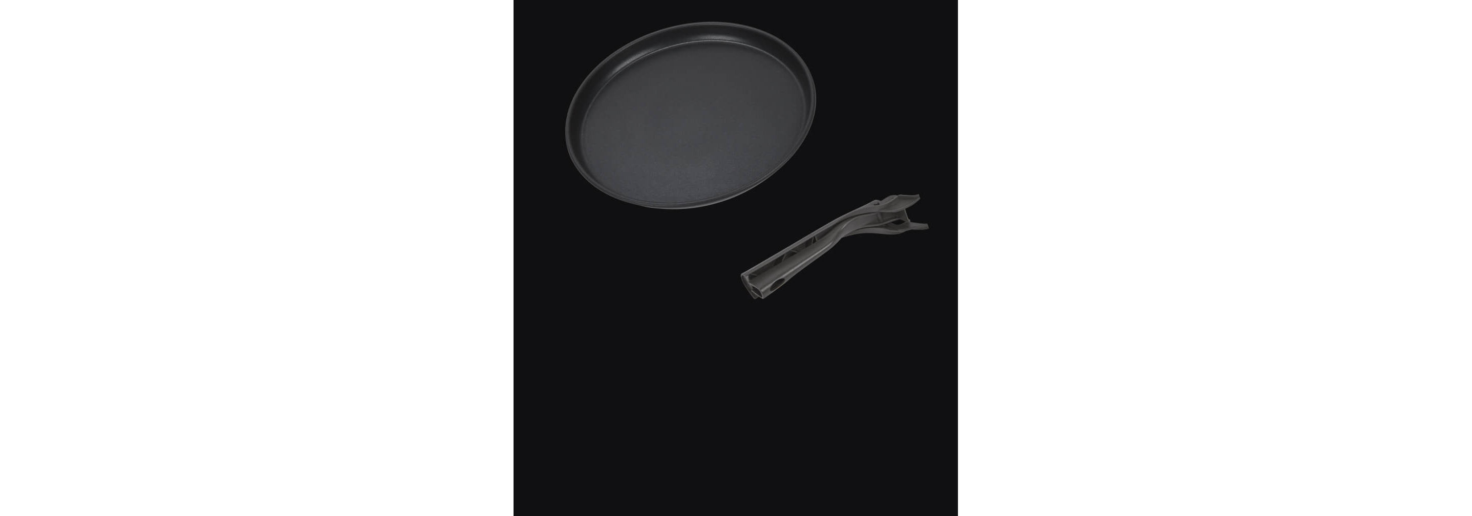 Un plateau de croustillage isolé sur un fond noir.