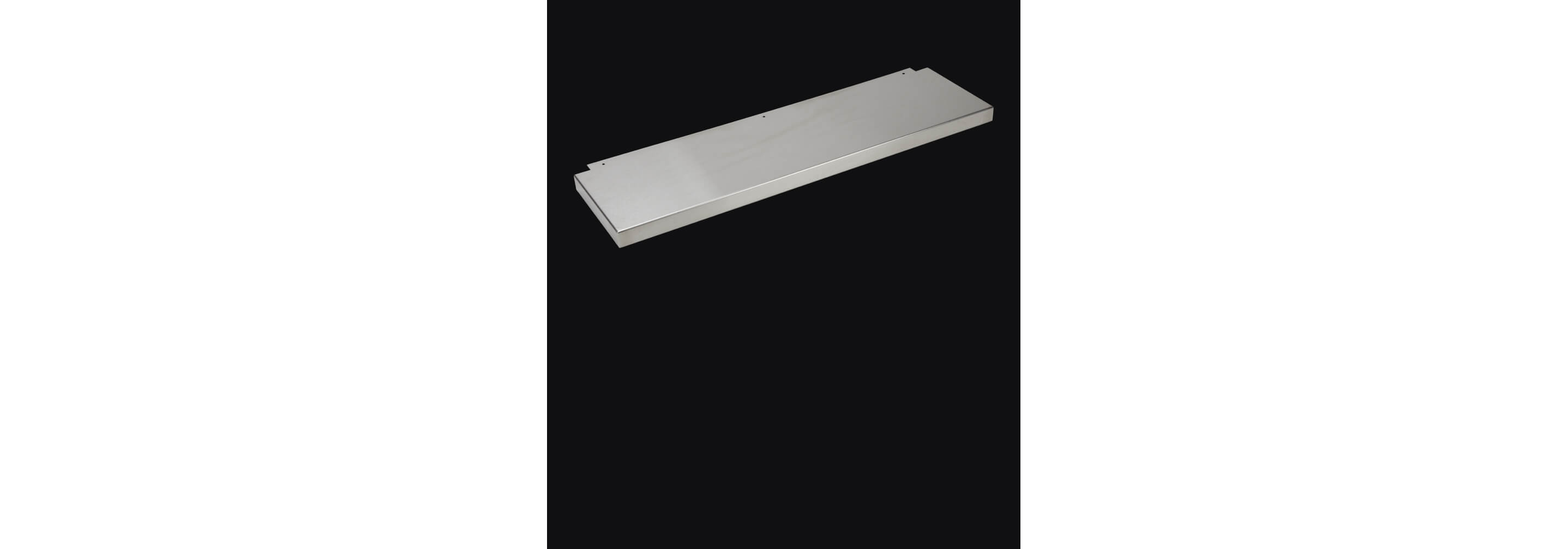 Un dosseret de table de cuisson isolé sur un fond noir.