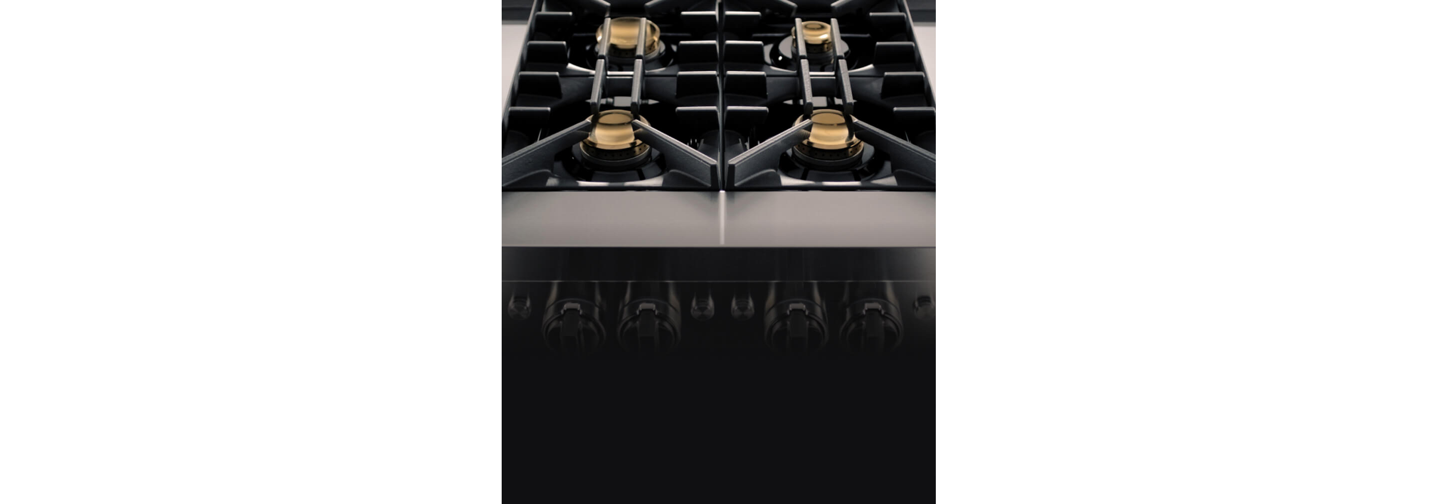 Une cuisinière RISE™ avec des chapeaux de brûleur en laiton.