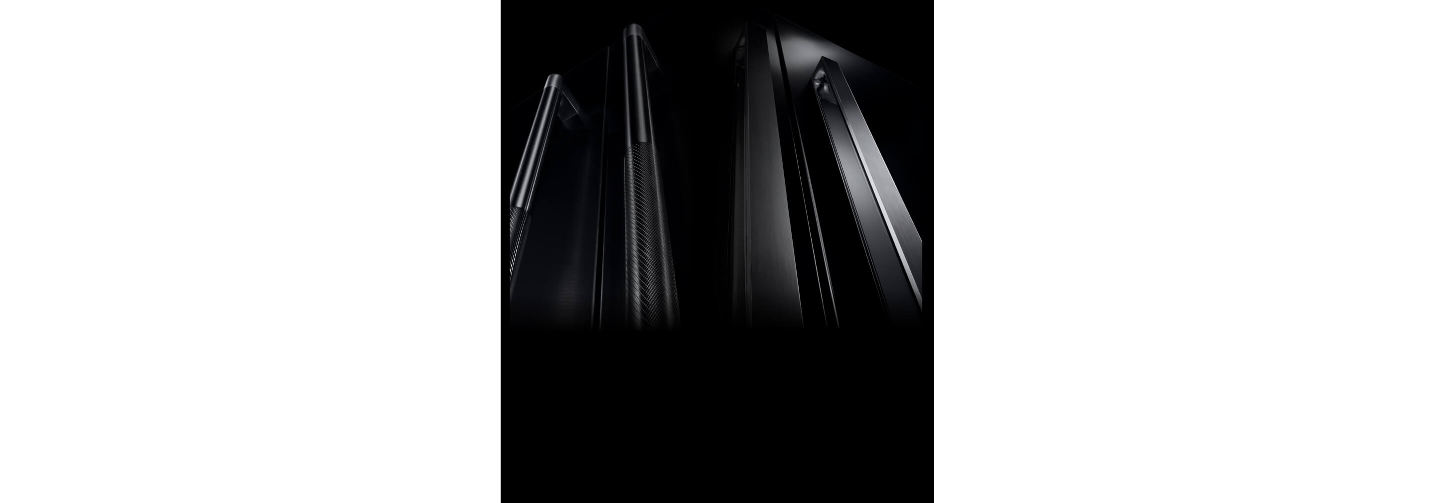 Poignées de designs RISE™ et NOIR™ côte à côte.