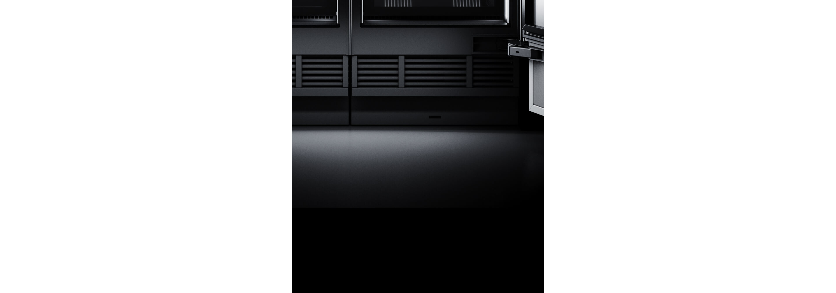 Une plinthe noire sur un duo de colonnes JennAir®.