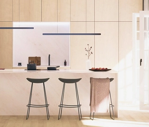 Des tabourets devant un îlot de cuisine.