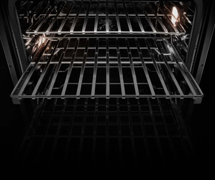 L’intérieur d’un four encastré JennAir. On voit une grille partiellement sortie.