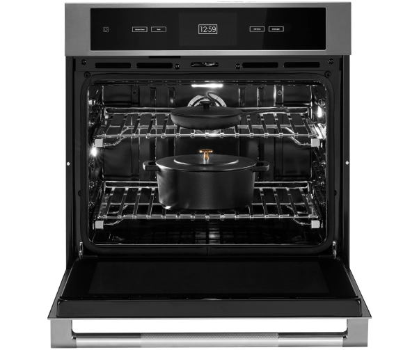 Un four encastré JennAir avec la porte ouverte. La lumière intérieure est allumée et une casserole avec couvercle se trouve sur la grille du bas.